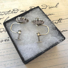 Cargar imagen en el visor de la galería, Antique Sterling Silver Paste Diamond Cluster Daisy Earrings. Edwardian/Art Deco Screw Back Stud Earrings. Antique Paste Gemstone Jewellery