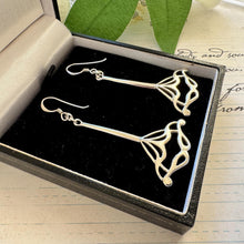 Cargar imagen en el visor de la galería, Vintage Sterling Silver Art Nouveau Style Long Drop Earrings