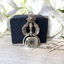 画像をギャラリービューアに読み込む, Rare Georgian Silver Triple Seal Swivel Fob Pendant with Family Crests. Large Antique Sterling Silver Engraved Intaglio Wax Seal Spinner Fob