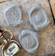 画像をギャラリービューアに読み込む, Rare Georgian Silver Triple Seal Swivel Fob Pendant with Family Crests. Large Antique Sterling Silver Engraved Intaglio Wax Seal Spinner Fob