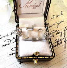 Charger l'image dans la galerie, Antique Art Deco 1.25ct White Spinel Cluster Flower Earrings. Vintage 1930s 9ct White Gold Screw Back Daisy Cluster Stud Earrings.