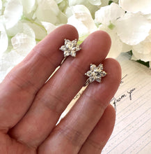 Charger l'image dans la galerie, Antique Art Deco 1.25ct White Spinel Cluster Flower Earrings. Vintage 1930s 9ct White Gold Screw Back Daisy Cluster Stud Earrings.