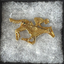 画像をギャラリービューアに読み込む, Vintage Race Horse and Jockey 18ct Gold Plated Austrian Crystal & Enamel Brooch/Lapel Pin. British 1980's Cabouchon Brand Costume Jewellery