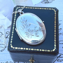 Carica l'immagine nel visualizzatore di Gallery, Vintage 1970s Engraved Forget-Me-Not Sterling Silver Locket Pendant Necklace. Art Nouveau Style Oval Photo Locket & Chain