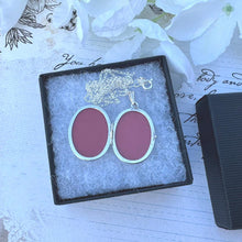 Carica l'immagine nel visualizzatore di Gallery, Vintage 1970s Engraved Forget-Me-Not Sterling Silver Locket Pendant Necklace. Art Nouveau Style Oval Photo Locket & Chain