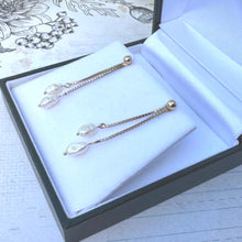 Cargar imagen en el visor de la galería, Vintage 9ct Gold Day And Night Baroque Pearl Drop Earrings