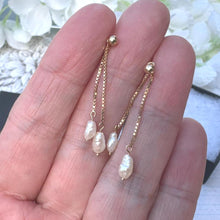 Cargar imagen en el visor de la galería, Vintage 9ct Gold Day And Night Baroque Pearl Drop Earrings