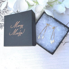 Cargar imagen en el visor de la galería, Vintage 9ct Gold Day And Night Baroque Pearl Drop Earrings