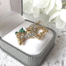 画像をギャラリービューアに読み込む, Vintage Race Horse and Jockey 18ct Gold Plated Austrian Crystal & Enamel Brooch/Lapel Pin. British 1980's Cabouchon Brand Costume Jewellery