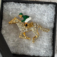 画像をギャラリービューアに読み込む, Vintage Race Horse and Jockey 18ct Gold Plated Austrian Crystal & Enamel Brooch/Lapel Pin. British 1980's Cabouchon Brand Costume Jewellery