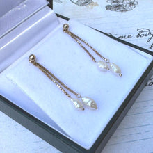 Cargar imagen en el visor de la galería, Vintage 9ct Gold Day And Night Baroque Pearl Drop Earrings
