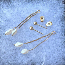 Cargar imagen en el visor de la galería, Vintage 9ct Gold Day And Night Baroque Pearl Drop Earrings