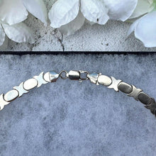 Carica l'immagine nel visualizzatore di Gallery, Vintage Italian Sterling Silver Hug & Kisses Articulated Link Necklace. Tank Track/Book Chain Style Necklace. 17"/43cm Layering Necklace