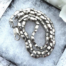 Carica l'immagine nel visualizzatore di Gallery, Vintage Italian Sterling Silver Hug & Kisses Articulated Link Necklace. Tank Track/Book Chain Style Necklace. 17"/43cm Layering Necklace