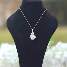Carica l'immagine nel visualizzatore di Gallery, Victorian 9ct Gold Bloodstone & White Chalcedony Shamrock Spinner Fob Pendant. Antique Yellow Gold 3-Ring Trefoil Spinning Pendant Necklace