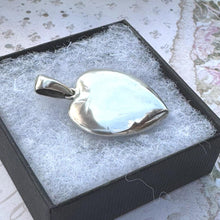 Lade das Bild in den Galerie-Viewer, Antique Victorian Large Scottish Agate Silver Heart Pendant. Banded Agate & Bloodstone Puffy Love Heart Pendant. Scottish Pebble Jewellery