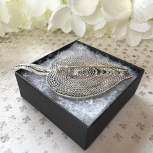 画像をギャラリービューアに読み込む, Vintage Art Deco Italian Coral & Silver Cannetille Witches Heart Brooch. Large 1930's Natural Red Coral 800 Silver Figural Brooch/Pendant