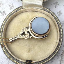 Carica l'immagine nel visualizzatore di Gallery, Victorian 9ct Gold Bloodstone & White Chalcedony Shamrock Spinner Fob Pendant. Antique Yellow Gold 3-Ring Trefoil Spinning Pendant Necklace