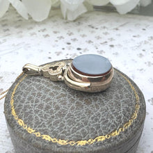 Carica l'immagine nel visualizzatore di Gallery, Victorian 9ct Gold Bloodstone & White Chalcedony Shamrock Spinner Fob Pendant. Antique Yellow Gold 3-Ring Trefoil Spinning Pendant Necklace