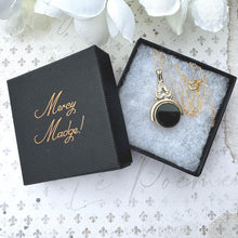 Carica l'immagine nel visualizzatore di Gallery, Victorian 9ct Gold Bloodstone & White Chalcedony Shamrock Spinner Fob Pendant. Antique Yellow Gold 3-Ring Trefoil Spinning Pendant Necklace