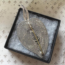 画像をギャラリービューアに読み込む, Vintage Art Deco Italian Coral & Silver Cannetille Witches Heart Brooch. Large 1930's Natural Red Coral 800 Silver Figural Brooch/Pendant