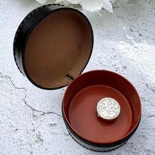 Carica l'immagine nel visualizzatore di Gallery, Vintage English Leather Gents Stud Jewellery Box. Drum Shaped Black & Gold Stud, Link, Clip Box. Collection/ Display/Travel/Storage/Gift Box