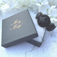 Carica l'immagine nel visualizzatore di Gallery, Rare Antique Victorian Irish Bog Oak Shamrock Bracelet. Victorian Carved Black Wood Panel Bracelet. Stretch Fitted Mourning Bracelet Cuff