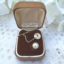 Carica l'immagine nel visualizzatore di Gallery, Vintage Solid 9ct Gold & Pearl 1960s Tie Tack Pin With Chain, Boxed. Suit/Blazer Lapel Pin Stud. Tiny Brooch For Men. Wedding/Formal Jewelry