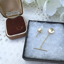 Carica l'immagine nel visualizzatore di Gallery, Vintage Solid 9ct Gold & Pearl 1960s Tie Tack Pin With Chain, Boxed. Suit/Blazer Lapel Pin Stud. Tiny Brooch For Men. Wedding/Formal Jewelry