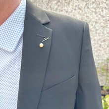 Carica l'immagine nel visualizzatore di Gallery, Vintage Solid 9ct Gold & Pearl 1960s Tie Tack Pin With Chain, Boxed. Suit/Blazer Lapel Pin Stud. Tiny Brooch For Men. Wedding/Formal Jewelry
