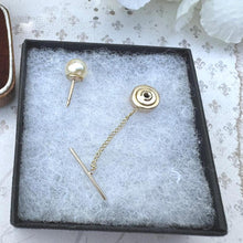 Carica l'immagine nel visualizzatore di Gallery, Vintage Solid 9ct Gold & Pearl 1960s Tie Tack Pin With Chain, Boxed. Suit/Blazer Lapel Pin Stud. Tiny Brooch For Men. Wedding/Formal Jewelry