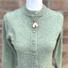 Carica l'immagine nel visualizzatore di Gallery, Antique Edwardian 9ct Gold Art Nouveau Locket Necklace, Chester 1912. Large Yellow Gold Quatrefoil Circle Locket Pendant On Original Chain