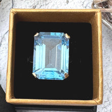 Cargar imagen en el visor de la galería, Vintage 1970s London Blue Topaz Ring, 9ct Gold Emerald Cut Solitaire (Size K/5.5)
