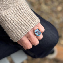 Cargar imagen en el visor de la galería, Vintage 1970s London Blue Topaz Ring, 9ct Gold Emerald Cut Solitaire (Size K/5.5)