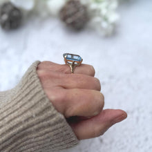 Cargar imagen en el visor de la galería, Vintage 1970s London Blue Topaz Ring, 9ct Gold Emerald Cut Solitaire (Size K/5.5)