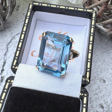Cargar imagen en el visor de la galería, Vintage 1970s London Blue Topaz Ring, 9ct Gold Emerald Cut Solitaire (Size K/5.5)
