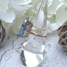 Cargar imagen en el visor de la galería, Vintage 1970s London Blue Topaz Ring, 9ct Gold Emerald Cut Solitaire (Size K/5.5)
