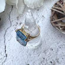 Cargar imagen en el visor de la galería, Vintage 1970s London Blue Topaz Ring, 9ct Gold Emerald Cut Solitaire (Size K/5.5)