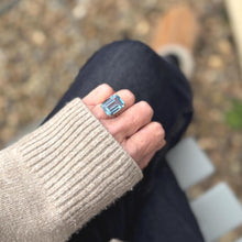 Cargar imagen en el visor de la galería, Vintage 1970s London Blue Topaz Ring, 9ct Gold Emerald Cut Solitaire (Size K/5.5)