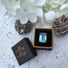 Cargar imagen en el visor de la galería, Vintage 1970s London Blue Topaz Ring, 9ct Gold Emerald Cut Solitaire (Size K/5.5)