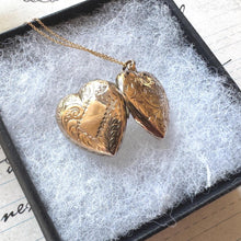 Cargar imagen en el visor de la galería, Antique Victorian 9ct Gold Floral Engraved Heart Shaped Locket Necklace
