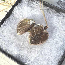Cargar imagen en el visor de la galería, Antique Victorian 9ct Gold Floral Engraved Heart Shaped Locket Necklace