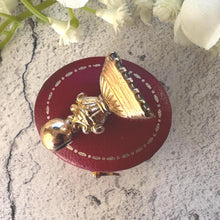 Lade das Bild in den Galerie-Viewer, Georgian 15ct Gold Bloodstone Seal Fob Pendant. Antique Neoclassical Jewellery