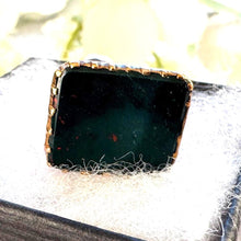 Lade das Bild in den Galerie-Viewer, Georgian 15ct Gold Bloodstone Seal Fob Pendant. Antique Neoclassical Jewellery