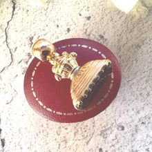 Lade das Bild in den Galerie-Viewer, Georgian 15ct Gold Bloodstone Seal Fob Pendant. Antique Neoclassical Jewellery