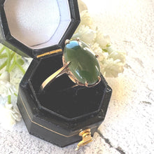 Lade das Bild in den Galerie-Viewer, Art Deco 9ct Gold Jade Ring: Antique Oval Cut Green Cabochon Ring, M.5/6.5