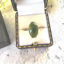 Lade das Bild in den Galerie-Viewer, Art Deco 9ct Gold Jade Ring: Antique Oval Cut Green Cabochon Ring, M.5/6.5