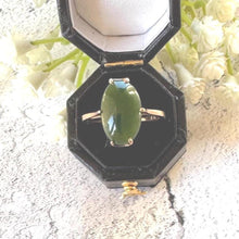 Lade das Bild in den Galerie-Viewer, Art Deco 9ct Gold Jade Ring: Antique Oval Cut Green Cabochon Ring, M.5/6.5