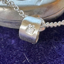 Carica l'immagine nel visualizzatore di Gallery, Vintage English Sterling Silver Engraved Forget-me-Not Locket & Chain. Medium/Large Oval Photo Pendant Necklace