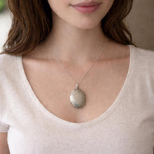 Carica l'immagine nel visualizzatore di Gallery, Vintage English Sterling Silver Engraved Forget-me-Not Locket & Chain. Medium/Large Oval Photo Pendant Necklace